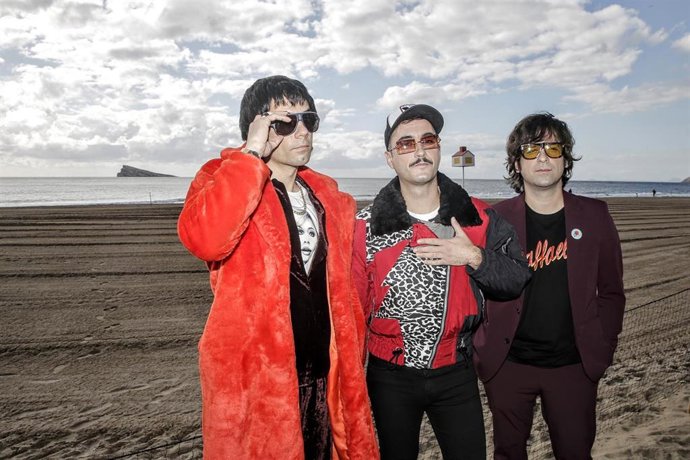 El grupo musical Varry Brava, posan antes de subir al estudio móvil de La Gran Consulta de RTVE durante su visita a Benidorm, en el marco del Benidorm Fest 2022, a 25 de enero de 2022, en Benidorm, Alicante, Comunidad Valenciana (España). Su llegada a