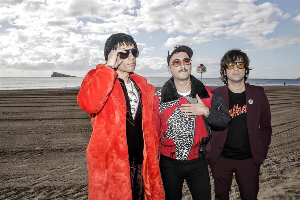 El grupo musical Varry Brava, posan antes de subir al estudio móvil de La Gran Consulta de RTVE durante su visita a Benidorm, en el marco del Benidorm Fest 2022, a 25 de enero de 2022, en Benidorm, Alicante, Comunidad Valenciana (España). Su llegada a