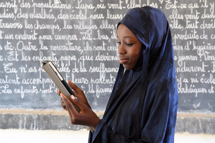 Archivo - Niña estudia en una escuela de Níger