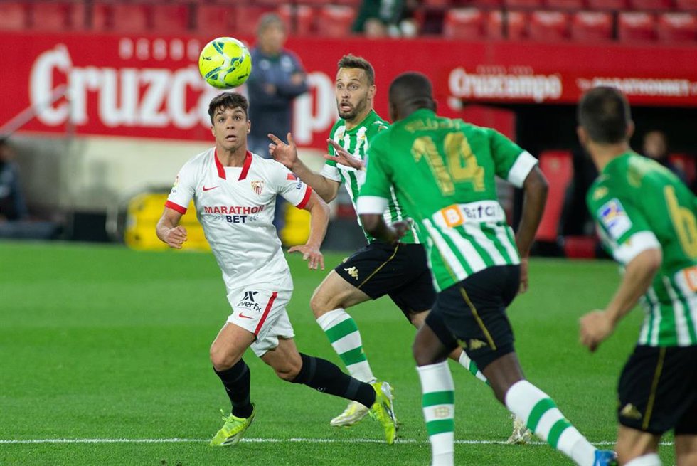 Archivo - Oliver Torres y Sergio Canales pugnan por un balón en el Sevilla-Betis de LaLiga Santander 2020-2021