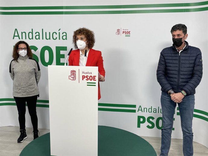 La secretaria general del PSOE de Huelva, María Eugenia Limón, los líderes sindicales de UGT y CCOO de Huelva, Sebastián Donaire y Julia Perea.