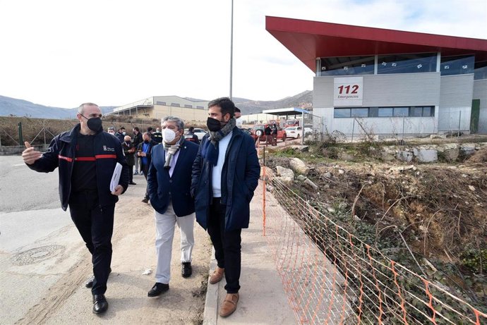 Visita de la Diputación y el Ayuntamiento al Parque de Bomberos de Loja