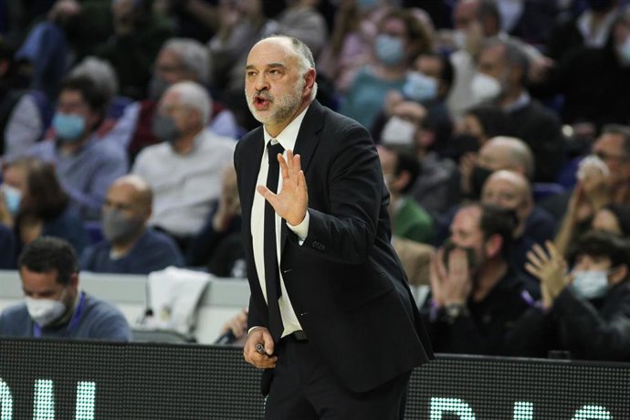 Pablo Laso da instrucciones durante el Real Madrid-Olympiacos de la Euroliga 2021-2022