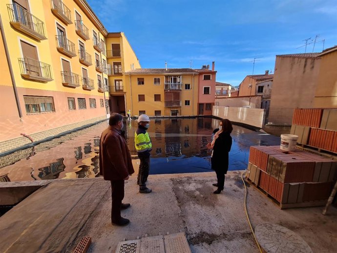 La alcaldesa de Teruel, Emma Buj, y el concejal de Infraestructuras, Juan Carlos Cruzado, visitan las obras en el Barrio del Arrabal.