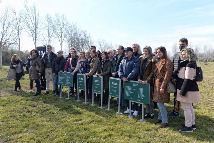 Más de 40 empresas plantan 650 árboles en el Parque del Agua dentro del proyecto el Bosque de los Zaragozanos