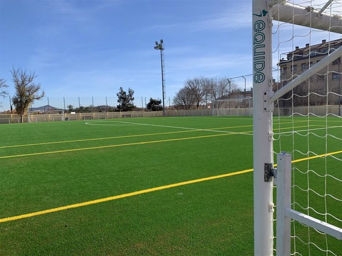 El campo de fútbol de Churra abre al público con la instalación del nuevo césped artificial