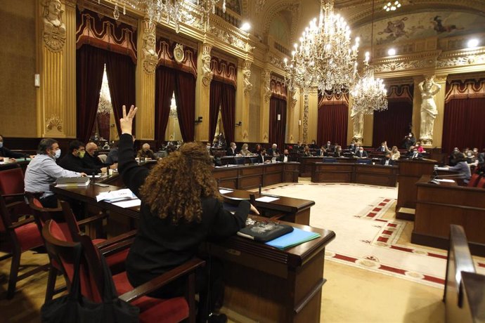 Archivo - Vista del interior del Parlament balear en una sesión plenaria. 