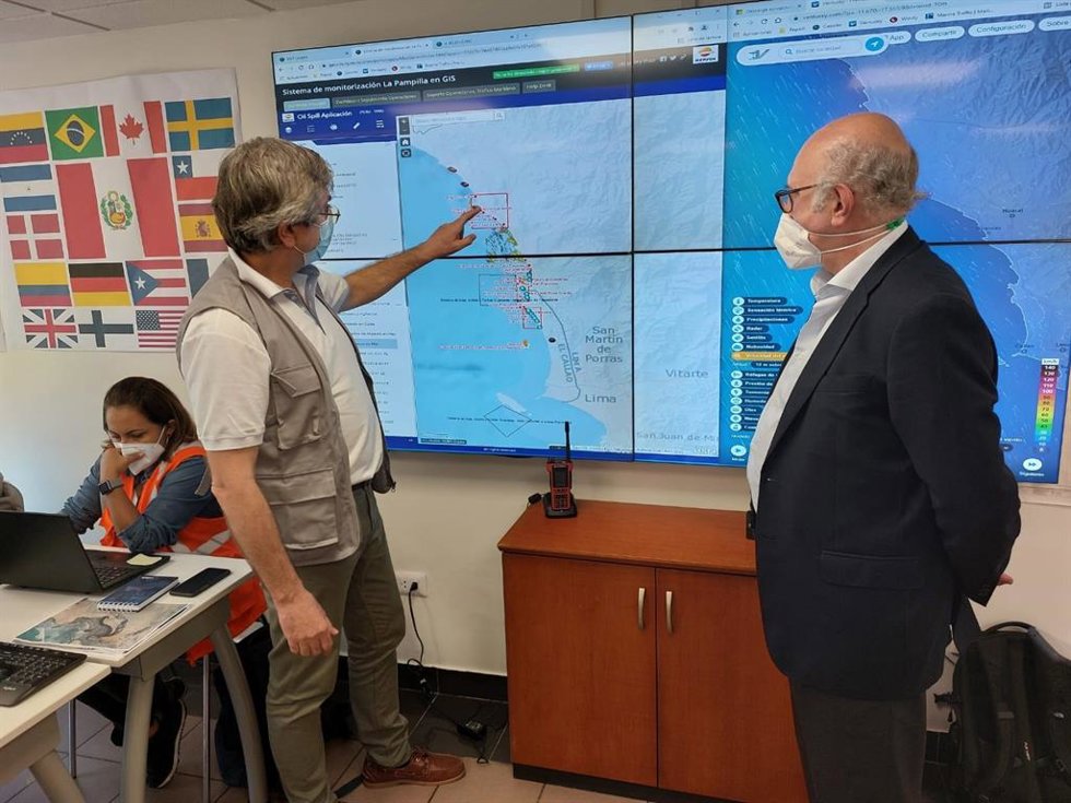 El secretario de Estado para Iberoamérica, Juan Fernández Trigo, recibe explicaciones de personal de Repsol sobre las tareas de limpieza tras el vertido en Perú