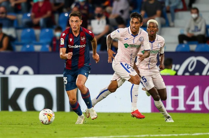 Archivo - El jugador del Levante Pablo Martínez durante unu partido de LaLiga Santander 2021-2022 ante el Getafe.