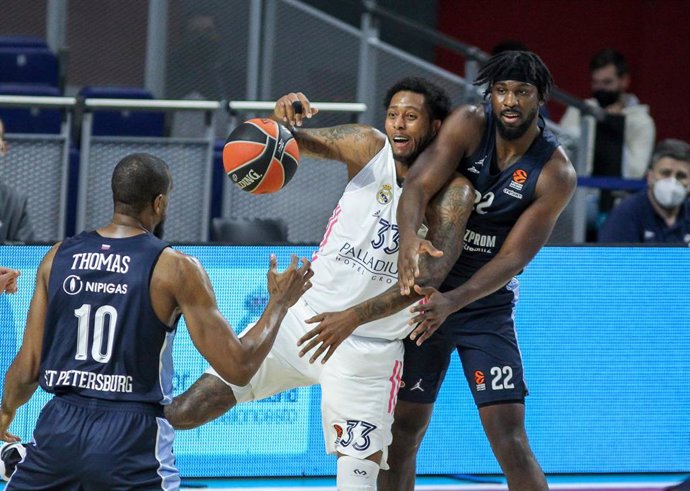 Archivo - Trey Thompkins y Alex Poythress durante el Real Madrid-Zenit de la Euroliga 2020-2021