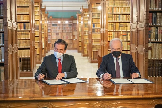 El ministro de Asuntos Exteriores, José Manuel Albares, y el director de la RAE, Santiago Muñoz Machado, firman un convenio de becas