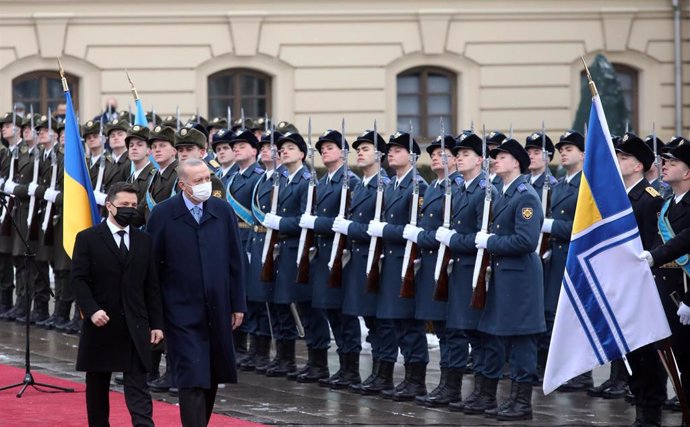 El presidente de Turquía, Recep Tayyip Erdogan, junto al presidente de Ucrania, Volodimir Zelenski, en Kiev. 