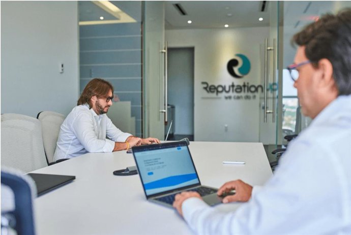 Andrea Baggio y Juan Ricardo Palacio en las nuevas oficinas