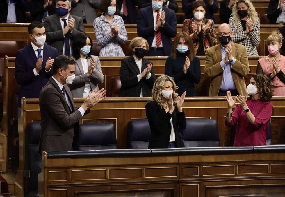 (I-D) El presidente del Gobierno, Pedro Sánchez; la vicepresidenta segunda del Gobierno y ministra de Trabajo y Economía Social, Yolanda Díaz; y la ministra de Hacienda, María Jesús Montero, aplauden en una sesión plenaria en el Congreso de los Diputado