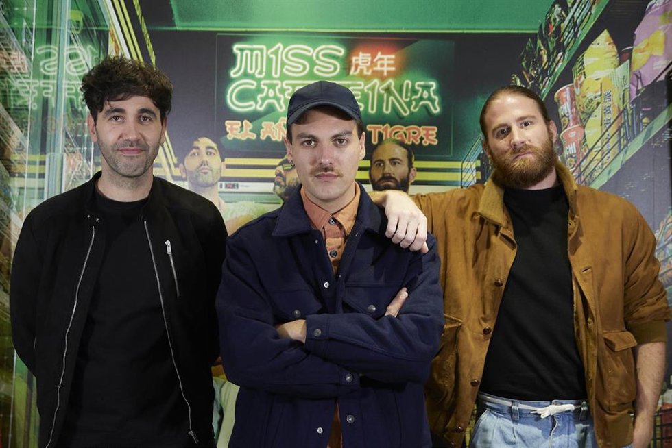  Los componentes del grupo Miss Caffeina, Sergio Sastre (guitarra), Alberto Jiménez (cantante), y Antonio Poza (bajo), durante una entrevista para Europa Press en la que han presentado el disco El año del tigre