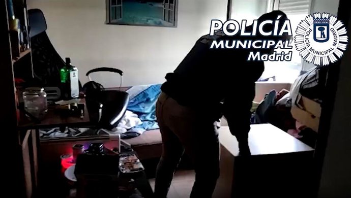 Dos detenidos y requisados más de tres kilos de hachís y marihuana en un piso de Canillas