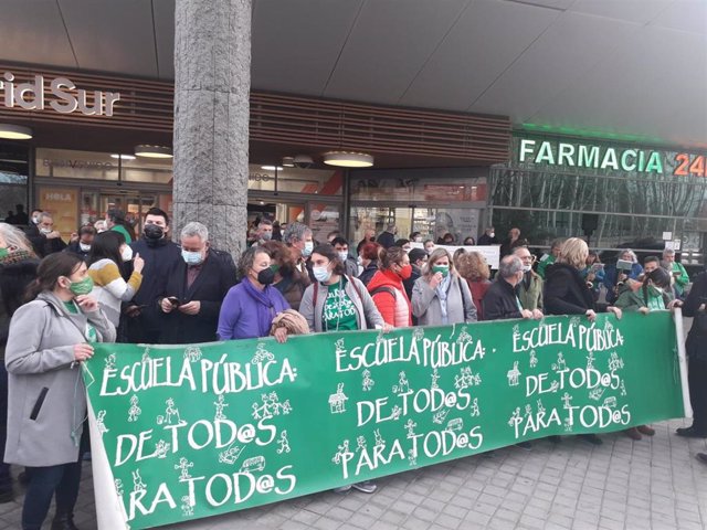 Manifestación de la Marea Verde frente a la Asamblea de Madrid.