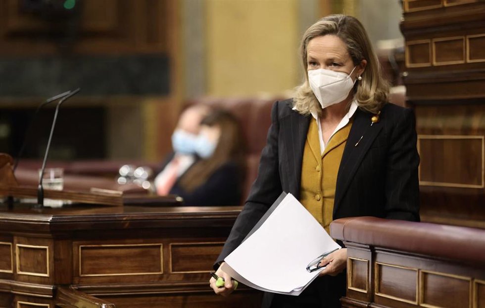 La vicepresidenta primera del Gobierno y ministra de Asuntos Económicos y Transformación Digital, Nadia Calviño, en una sesión plenaria en el Congreso de los Diputados, a 3 de febrero de 2022, en Madrid (España).