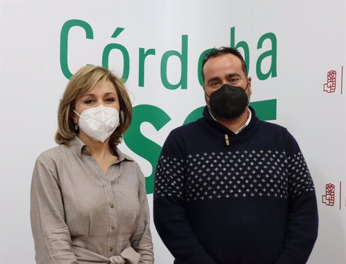 Ana María Romero y Rafael Félix Torres, en la sede del PSOE de Córdoba.