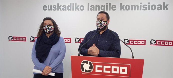 La secretaria general de CCOO Euskadi, Loli García, y el responsable de negociación colectiva del sindicato, Fran Osuna