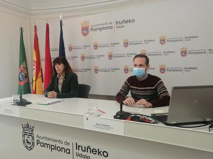 Archivo - Maite Esporrín y Xabier Sagardoy, concejales del PSN en el Ayuntamiento de Pamplona