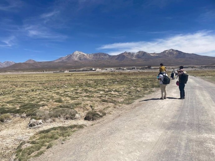 Archivo - Un grupo de migrantes venezolanos cruza la frontera entre Bolivia y Chile