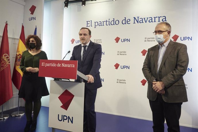 El presidente de UPN, Javier Esparza (c), el vicepresidente de UPN, Enrique Maya, y la secretaria general de UPN, Yolanda Ibáñez.