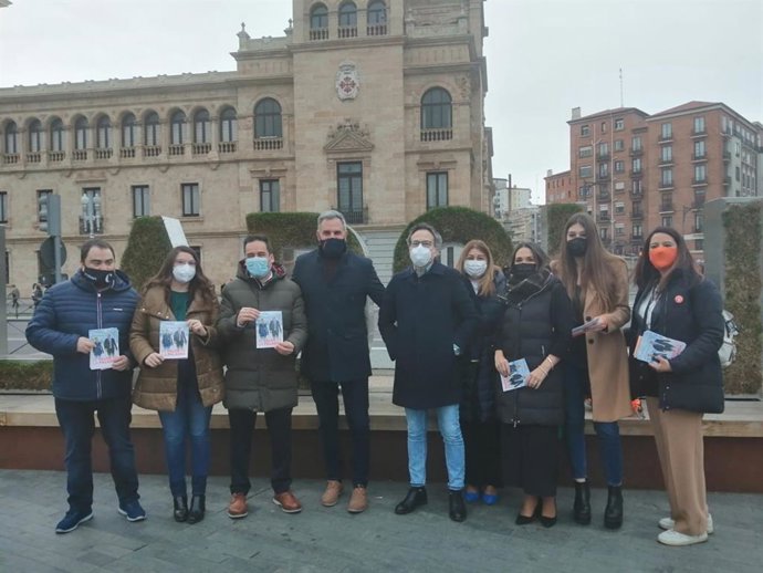 Borja González, junto con miembros del partido en Valladolid.