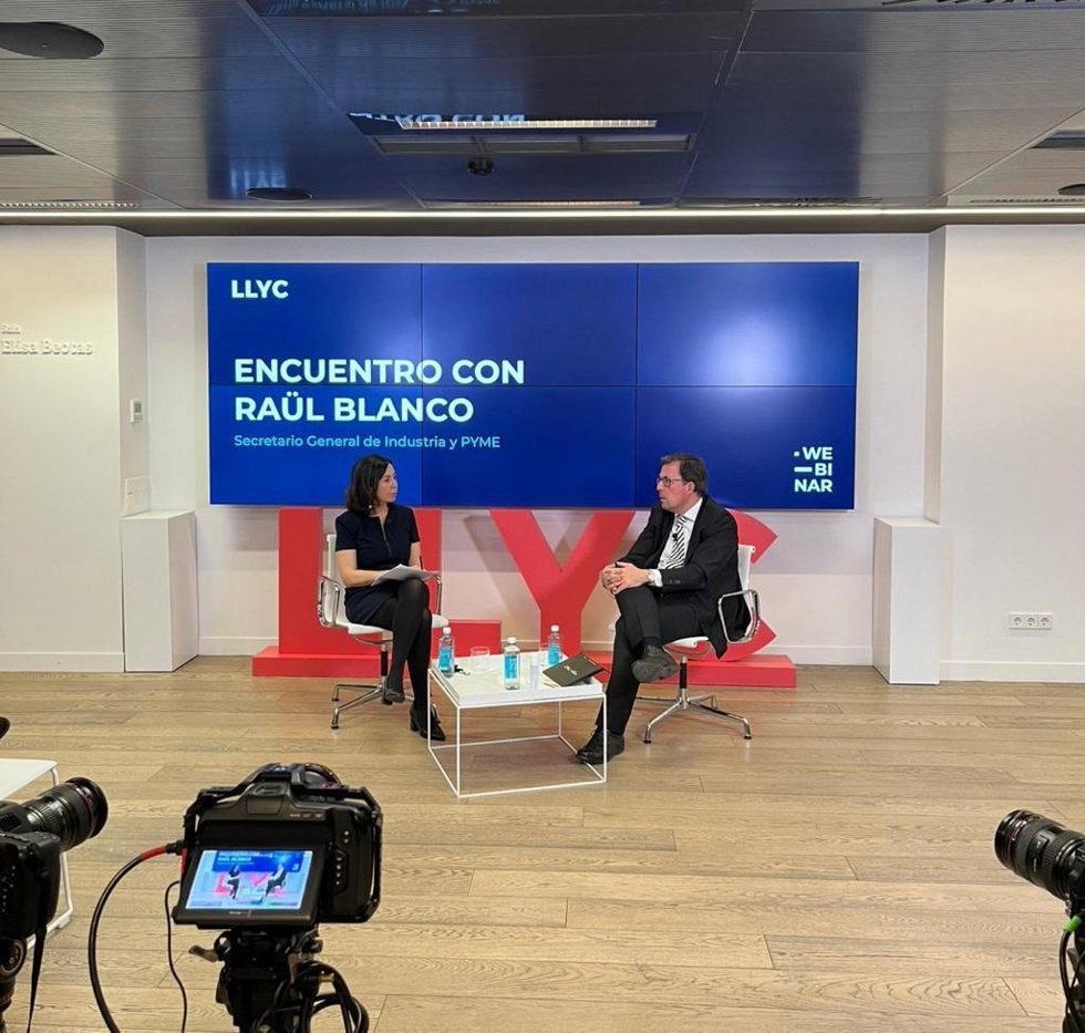 Archivo - El secretario general de Industria y Pyme del Ministerio de Industria, Comercio y Turismo, Raül Blanco, en un encuentro organizado por LLYC y moderado por la directora senior de la Unidad Next Generation EU en la consultora, Paloma Baena.