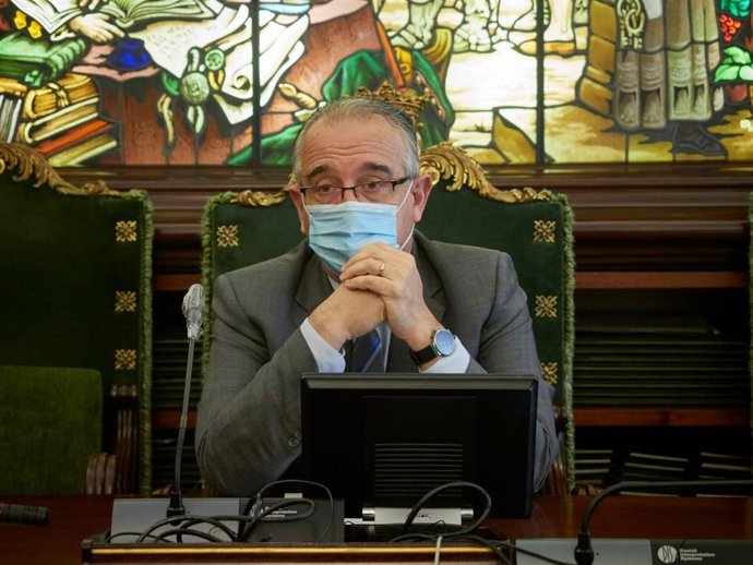 Archivo - El alcalde de Pamplona, Enrique Maya, en un pleno del Ayuntamiento.