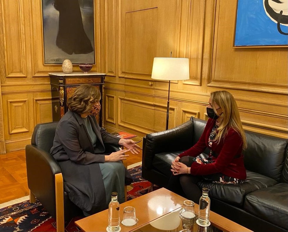 Ada Colau y Maria Eugnia Gay mantienen un primer encuentro institucional en el Ayuntamiento de Barcelona