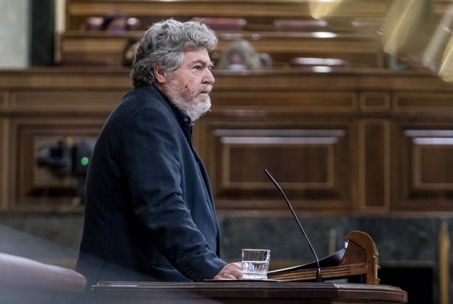 El coordinador federal de Alianza Verde y diputado de Unidas Podemos Juan López de Uralde interviene en una sesión plenaria extraordinaria en el Congreso 