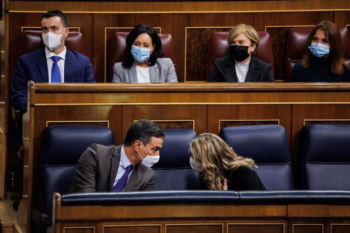 El presidente del Gobierno, Pedro Sánchez y la vicepresidenta segunda y ministra de Trabajo y Economía Social, Yolanda Díaz, mantienen una conversación en una sesión plenaria en el Congreso 