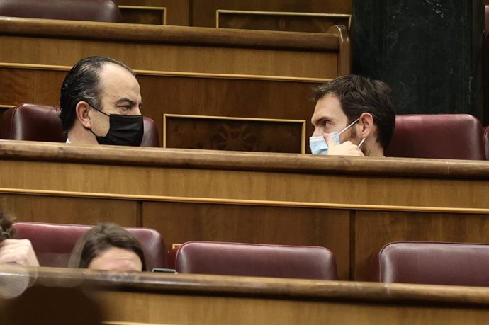 El diputado del Grupo Mixto, Carlos García Adanero (i), y el diputado de UPN por Navarra en el Congreso de los Diputados, Sergio Sayas, conversan en una sesión plenaria en el Congreso de los Diputados, a 3 de febrero de 2022, en Madrid (España). Durante