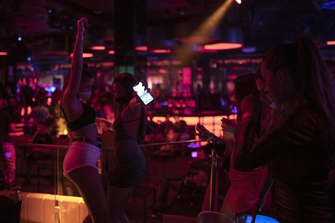 Archivo - Arxivo - Un grup de joves balla en un local d'oci nocturn, a Barcelona, Catalunya (Espanya).