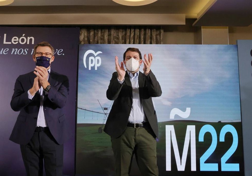 Fernández Mañueco (derecha) junto a Núñez Feijóo (izquierda).