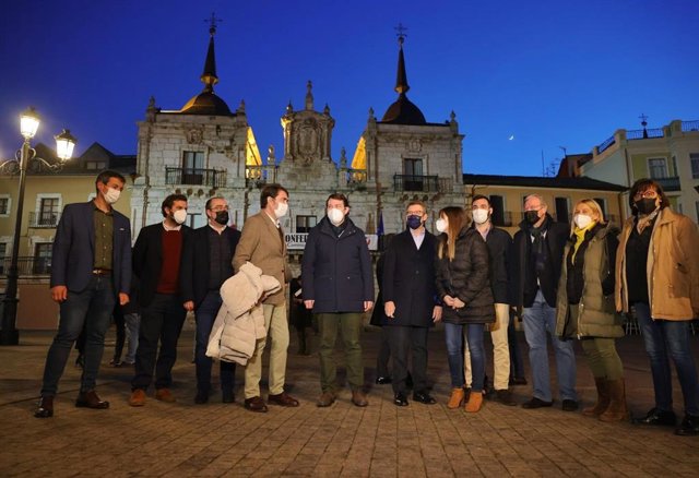 Fernández Mañueco y Núñez Feijóo pasean por las calles de Ponferrada antes del acto electoral en la capital berciana.