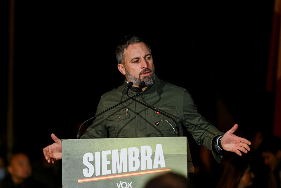 El líder de Vox, Santiago Abascal, en el acto de campaña electoral, en la Plaza de Toros de Segovia, a 3 de febrero