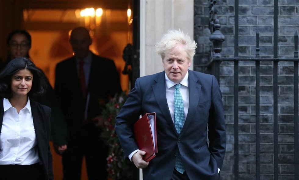 El primer ministro británico, Boris Johnson, junto con su asesora Munira Mirza