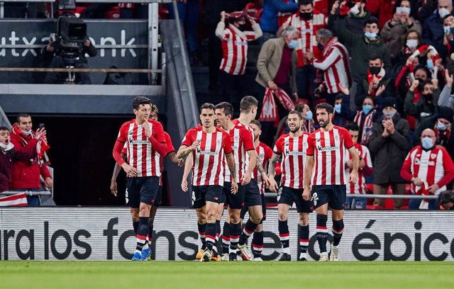 Jugadores del Athletic Club festejan un gol ante los aficionados de San Mamés