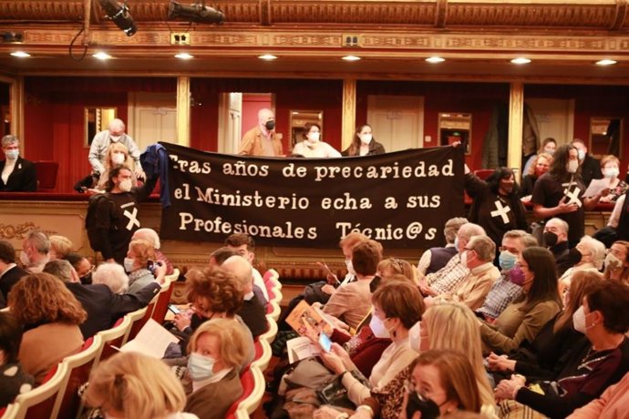 Manfestantes en un Teatro Nacional.