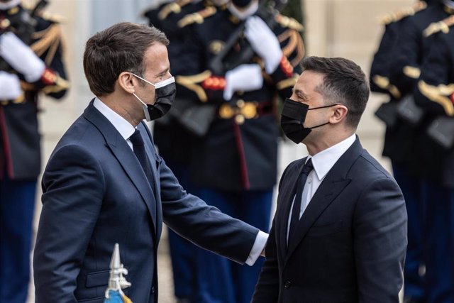 Archivo - El presidente francés, Emmanuel Macron, y el presidente ucraniano, Volodimir Zelenski.