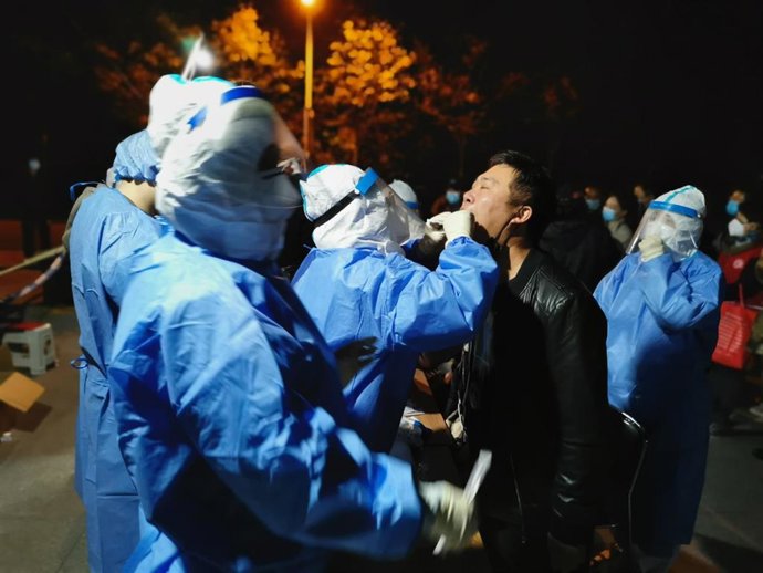 Archivo - Una persona se somete a una prueba rápida de coronavirus en una de las instalaciones móviles habilitadas en uno de los distritos de Tianjin, en el norte de China.