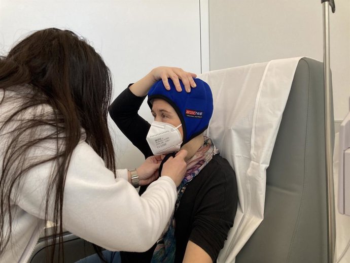 El Servei d'Oncologia de l'Hospital del Mar ha adquirit cinc capells hipotérmicos que ofereix als pacients en tractament de cncer de mama en risc de sofrir alopcia permanent