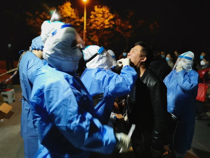 Archivo - Arxiu - Una persona se sotmet a una prova rpida de coronavirus en una de les installacions mbils habilitades en un dels districtes de Tianjin, al nord de la Xina.