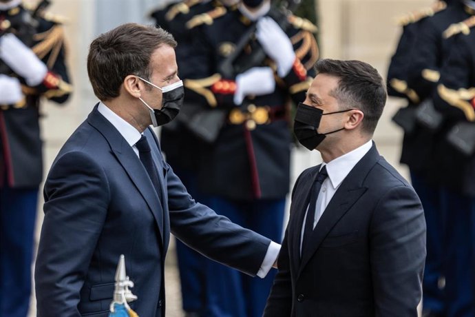 Archivo - 16 April 2021, France, Paris: Ukrainian President Volodymyr Zelensky (R) welcomed by French president Emmanuel Macron ahead of their meeting at the Elysee Palace. Photo: Sadak Souici/Le Pictorium Agency via ZUMA/dpa