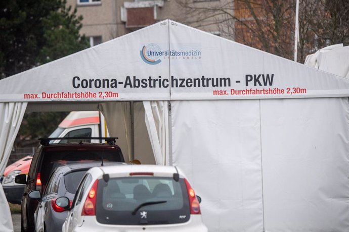 Vehículos en un centro de pruebas sobre el coronavirus en Alemania