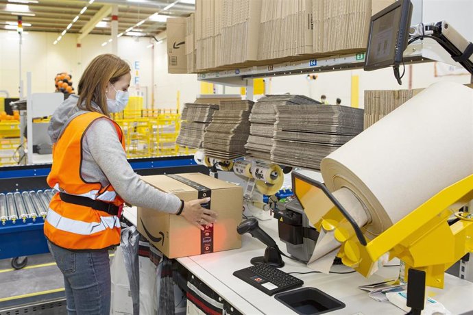 Archivo - Trabajadores de Amazon en el centro logístico