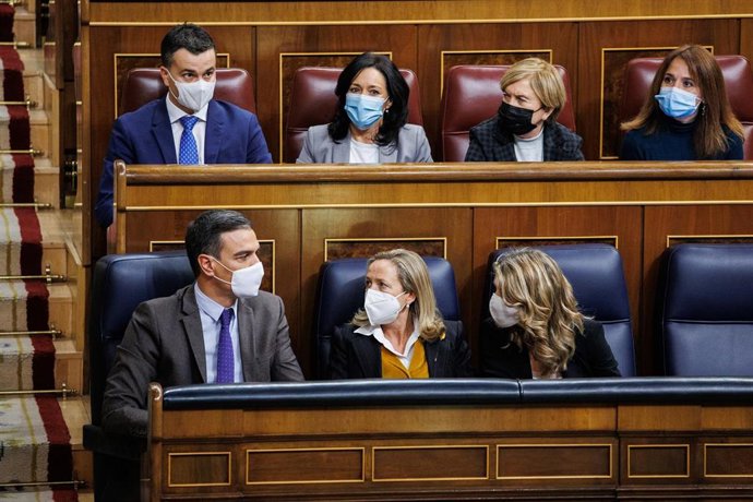 (i-d) El presidente del Gobierno, Pedro Sánchez, la ministra de Economía Nadia Calviño y la ministra de Trabajo, Yolanda Díaz, en una sesión plenaria en el Congreso de los Diputados, a 3 de febrero de 2022, en Madrid (España). Durante el pleno, han abor