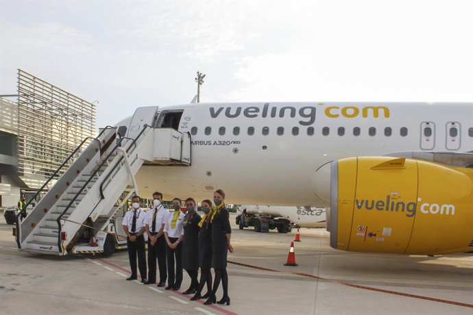 Archivo - Pilotos y tripulación de cabina de un avión de Vueling.